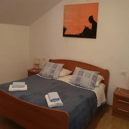 Courtyard In Town 로푸드