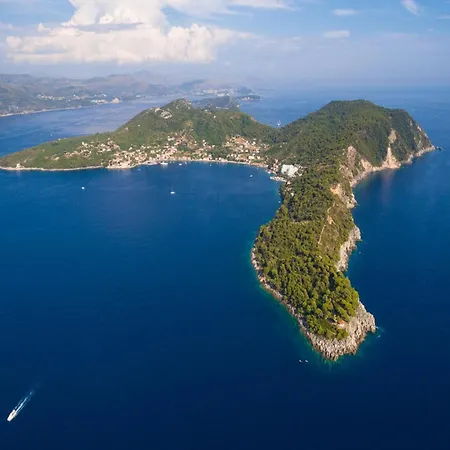 Courtyard In Town 로푸드